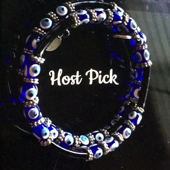 Jewelry - ❤️Beautiful wrap around bracelet in blues!